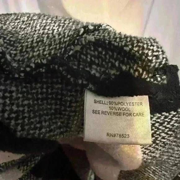 Luii Women’s Open Vest. 
Back And White Plaid. 
Pockets. 
Size small - Picture 6 of 7